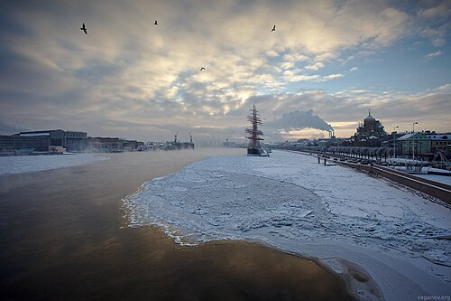 Coucher de soleil sur la rivière Neva recouverte de glace