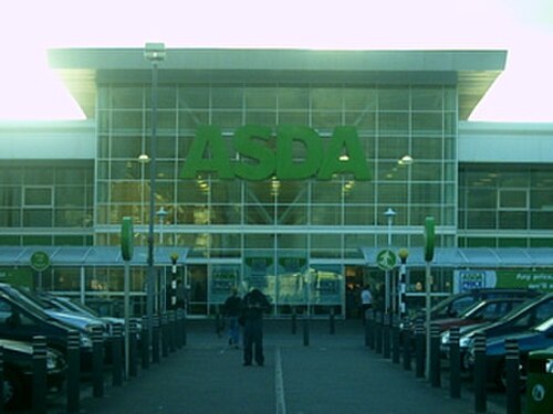 Supermarché Asda à West Bridgford, Nottingham. Le logo Asda est apposé sur la façade du bâtiment.