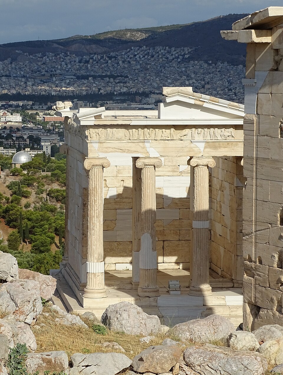 Portique grec antique à colonnes ioniques du temple d'Athéna Niké (Athènes, Grèce)