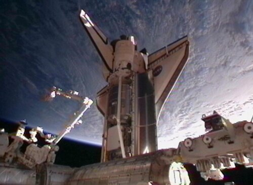 Discovery peu après son amarrage à la Station spatiale internationale le 26 février 2011.