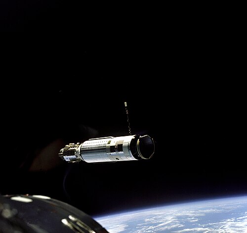 Premier amarrage ; la cible Agena est vue depuis Gemini 8, mars 1966