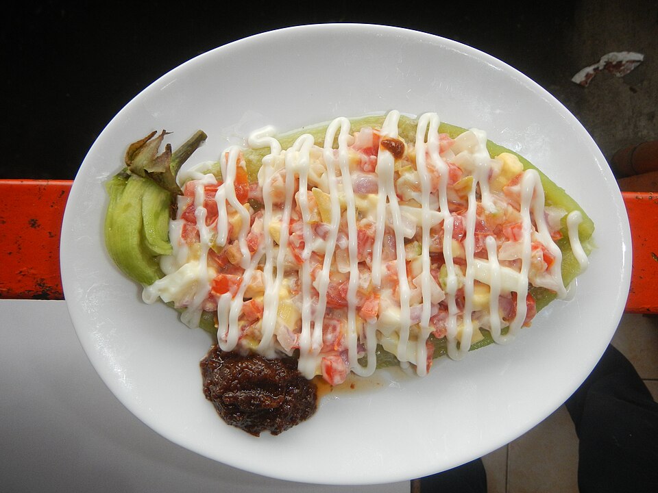 Ensaladang talong philippin, une salade d'aubergines vertes grillées et pelées