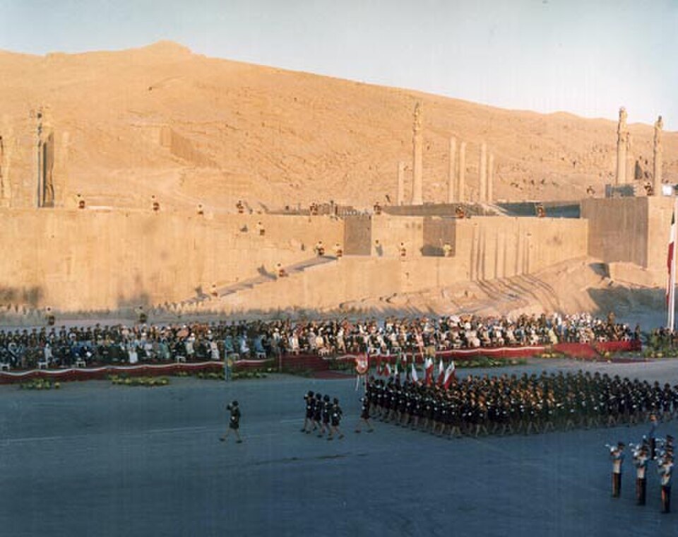 Des soldats défilent avec des drapeaux lors des célébrations du 2500e anniversaire de l'Empire perse.