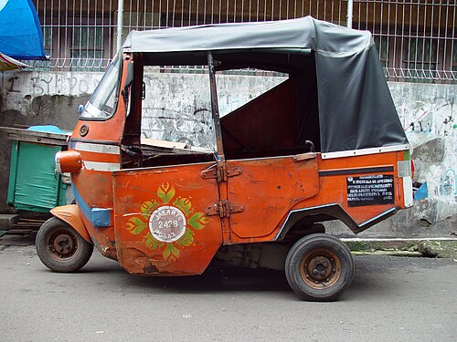 Ancienne Bajaj orange 2 temps à Jakarta.