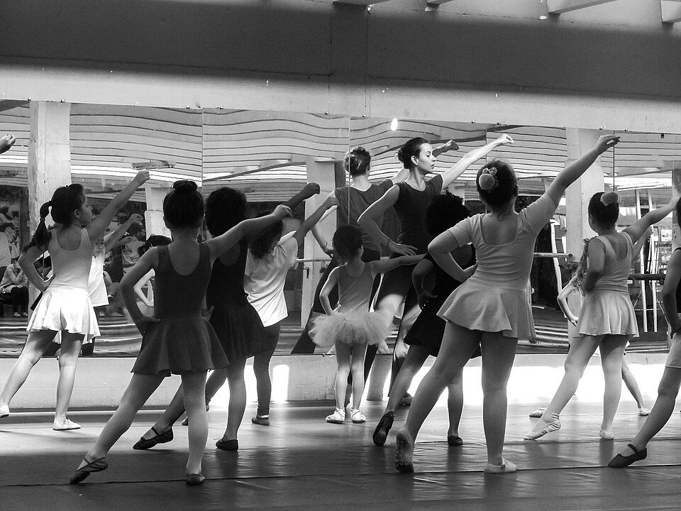 Cours de ballet de jeunes filles portant des justaucorps et des jupes en 2017