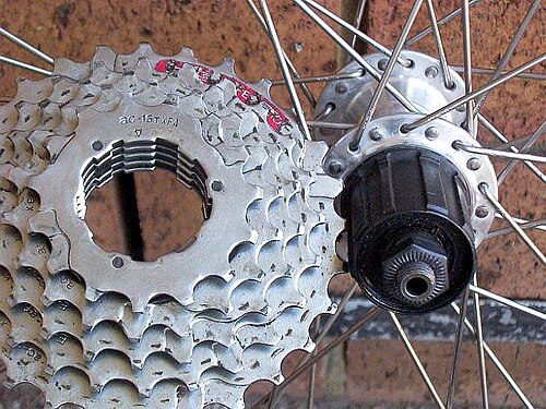 Cannelures correspondantes d'une cassette de vélo et d'un moyeu libre avec une cannelure principale visible en haut