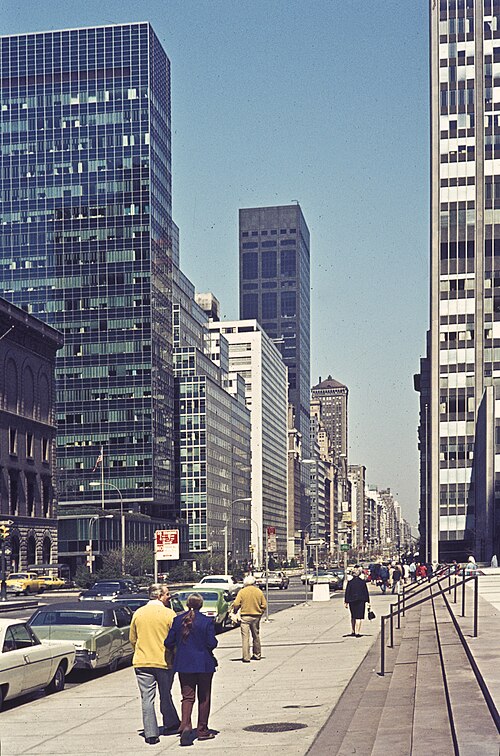 Vue vers le nord le long de Park Avenue en 1973. Lever House est visible sur la gauche, au loin.