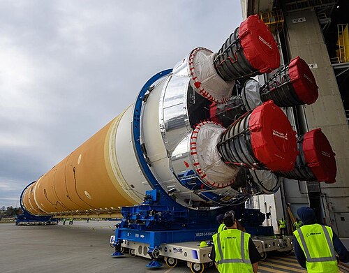 L'étage central du système de lancement spatial sort de l'installation de Michoud pour être expédié à Stennis