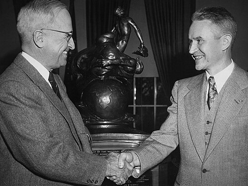 Trophée Collier 1946 Le président Truman félicite Lewis A. Rodert pour le système d'antigivrage thermique des avions