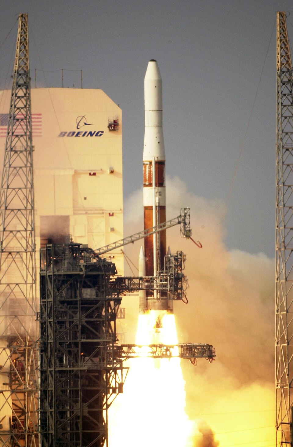 Une fusée Delta IV décolle avec l'aide de moteurs-fusées solides GEM 60.