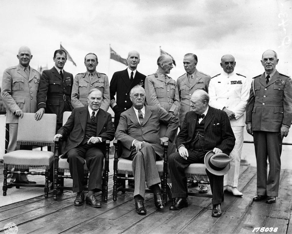 Le 18 août 1943, lors de la première conférence de Québec. (Assis : King, Roosevelt, Churchill)
