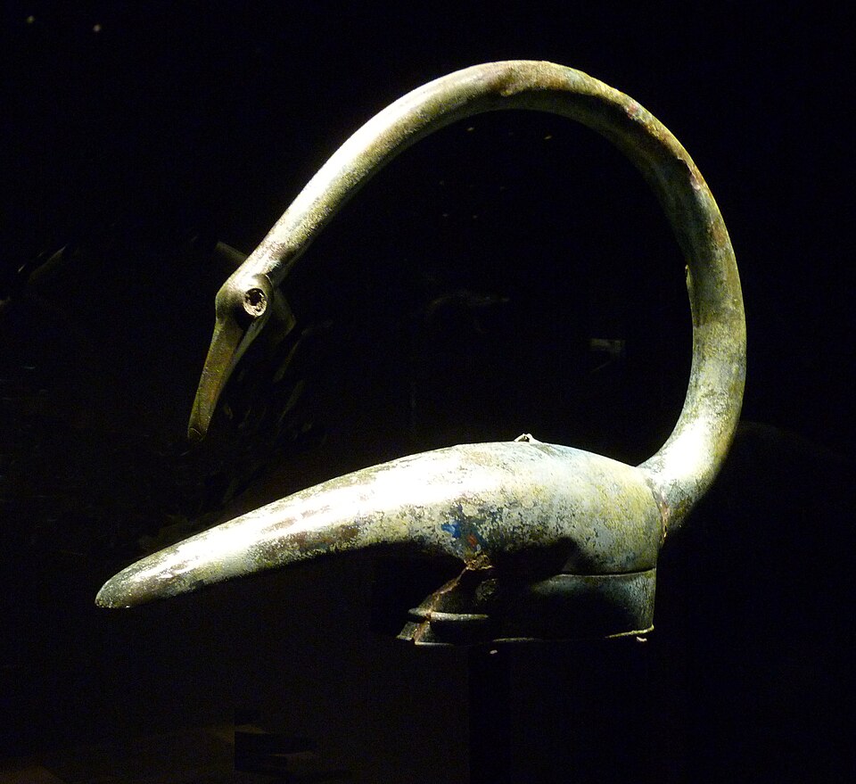 Casque celtique en bronze en forme de cygne, découvert à Tintignac, en Corrèze, France.