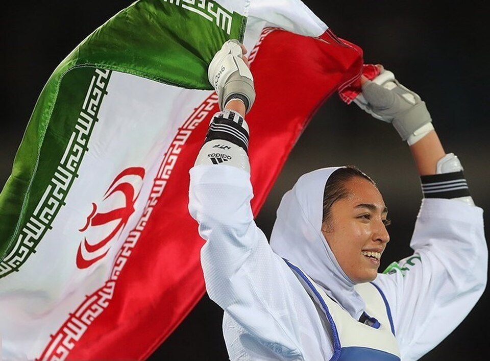 Tour d'honneur de Kimia Alizade lors des Jeux olympiques d'été de 2016 avec le drapeau