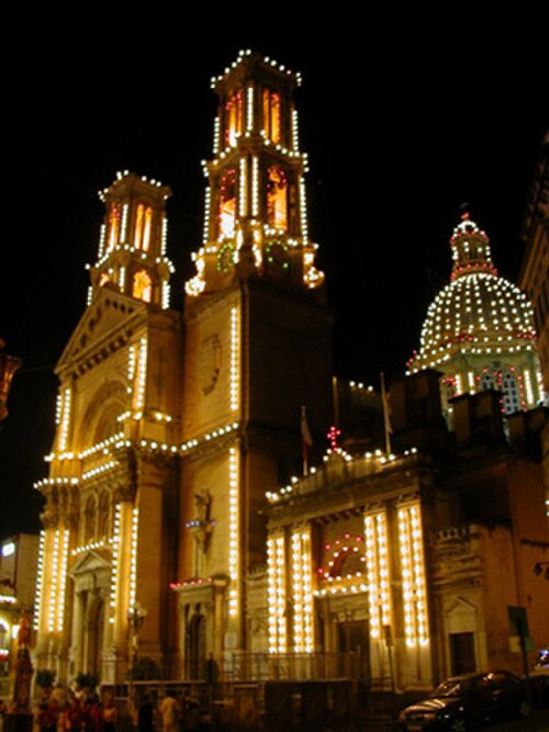 Le sanctuaire illuminé pour la Festa
