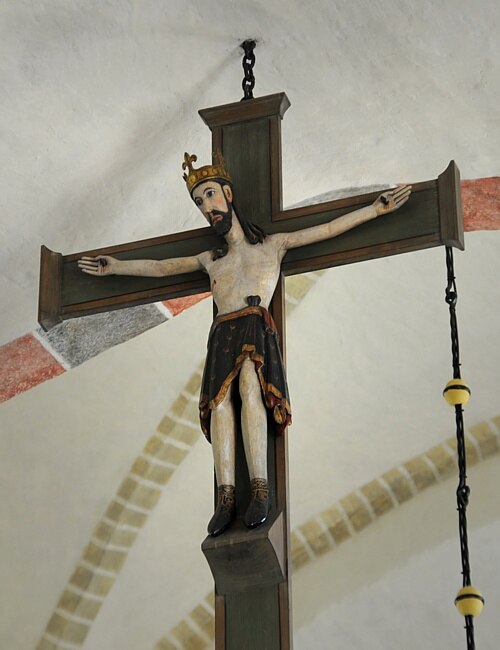 La croix de l'église de Linde à Gotland (aujourd'hui au Musée historique suédois) présente également le symbole d'un souverain, démontrant l'origine du nom.