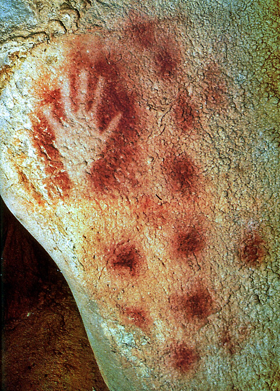 Image d'une main humaine réalisée à l'ocre rouge dans la grotte de Pech Merle, en France (époque gravettienne, 25 000 av. J.-C.)