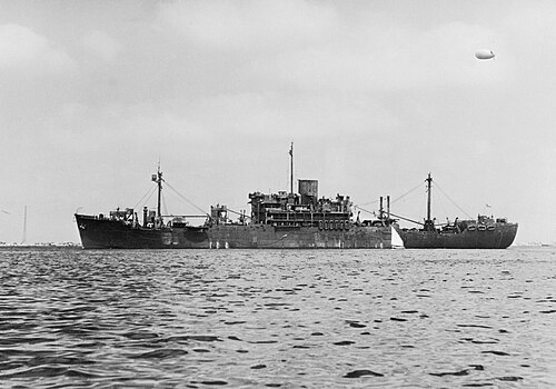 Une photographie en noir et blanc du HMS Glengyle, un navire d'assaut d'infanterie
