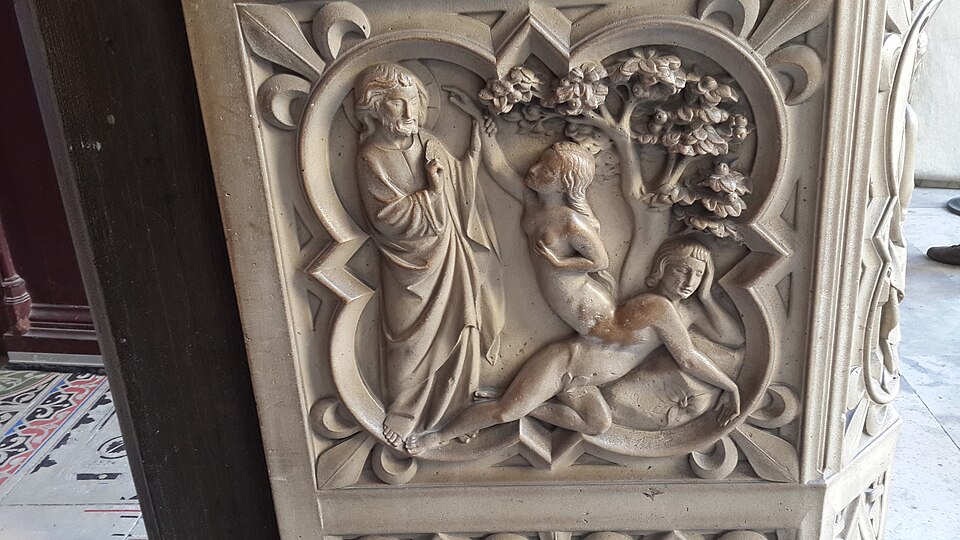 La création d'Ève à partir de la côte d'Adam (portail de la chapelle supérieure)