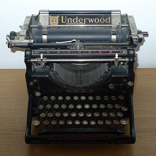 Machine à écrire Underwood des années 1920 avec disposition suédoise