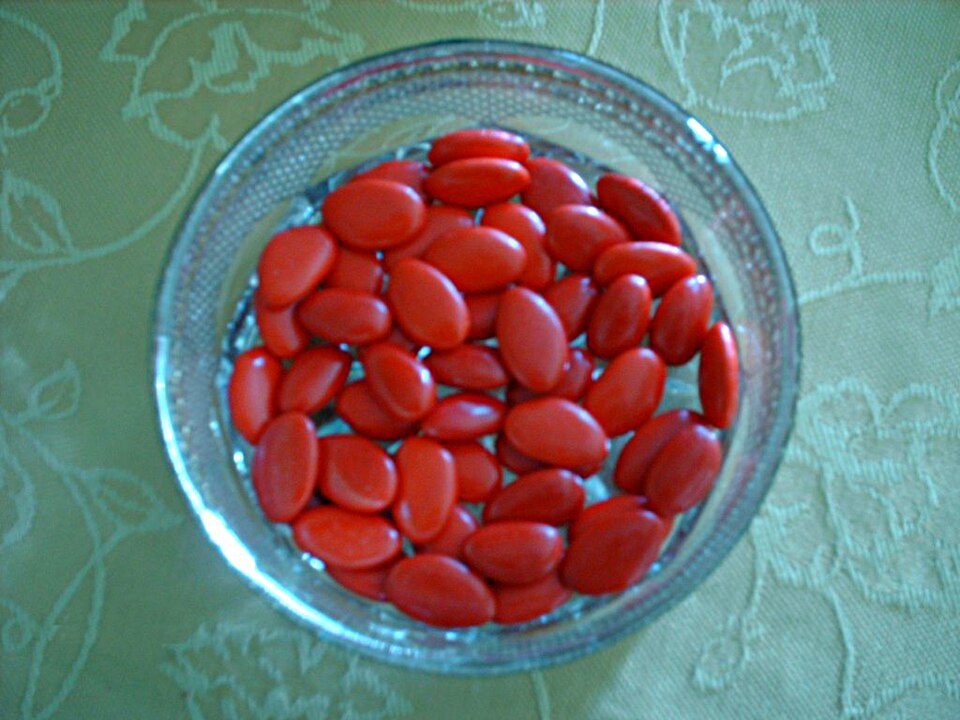 En Italie, on utilise des confiseries aux amandes rouges, appelées confetti rossi, pour célébrer la remise d'un diplôme.