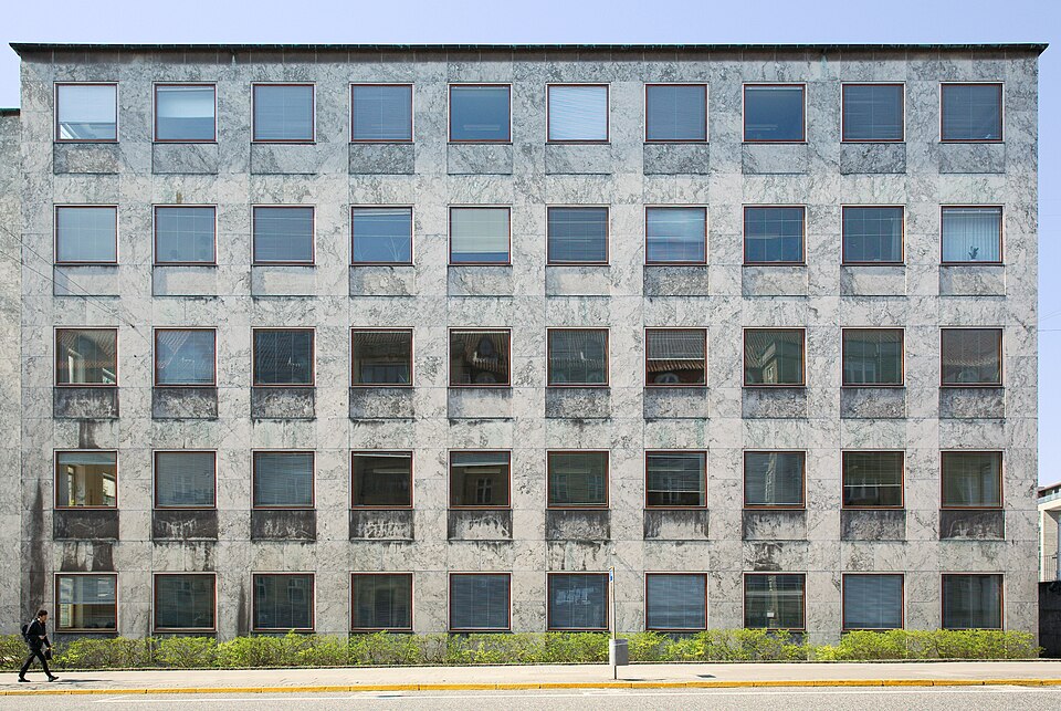 Hôtel de ville d'Aarhus (1941), Aarhus. Façade en marbre.
