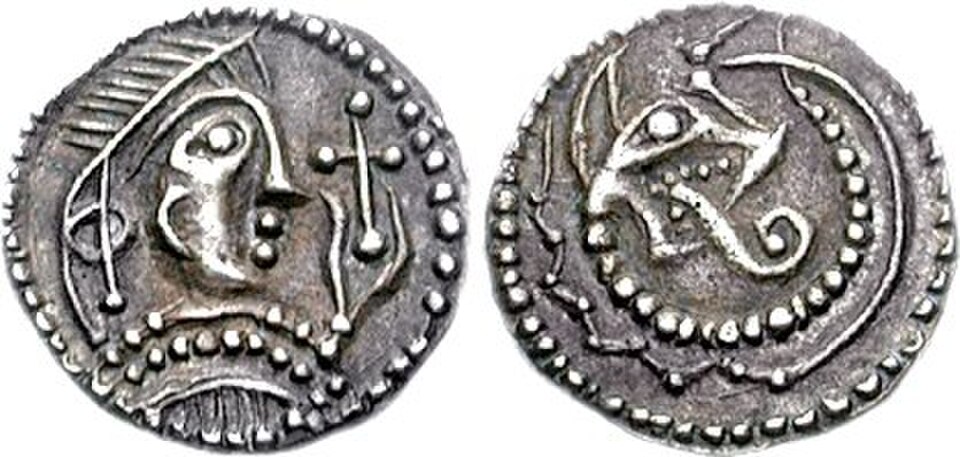Sceat en argent anglo-saxon, Kent, vers 720. Tête diadémée tenant une croix ; revers, serpent à tête de loup.