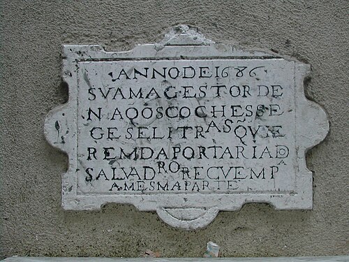 Panneau de signalisation du XVIIe siècle rue Salvador, à Lisbonne, au Portugal, indiquant quel véhicule doit reculer pour céder le passage : Année 1686. Sa Majesté ordonne à toutes les diligences, voitures et litières venant de l’entrée de la rue Salvador de reculer jusqu’à la même section.