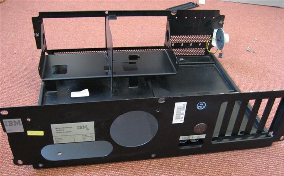 Ordinateur personnel IBM 5150, boîtier nu à 5 emplacements
