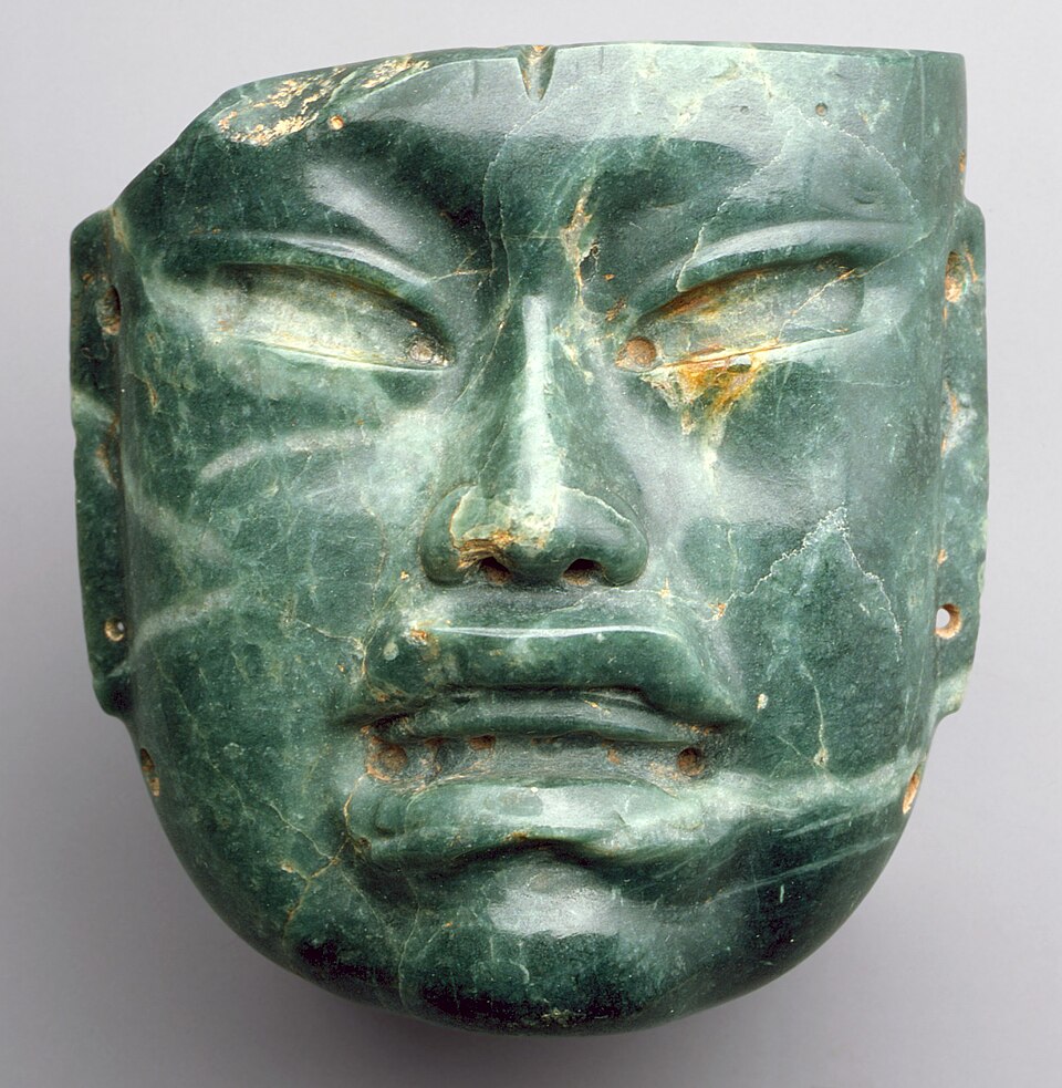 Masque ; Xᵉ-VIᵉ siècle av. J.-C. ; jadéite ; hauteur : 17,1 cm, largeur : 16,5 cm ; Metropolitan Museum of Art