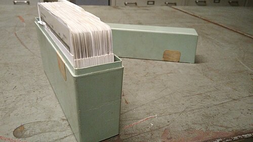 Porte-microfiches avec microfiches dans des pochettes en papier