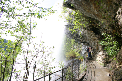 Photographie d'un sentier sous une cascade