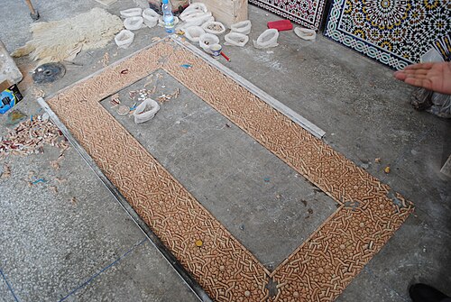 Zellige en cours d'assemblage pour une installation à Fès, au Maroc.