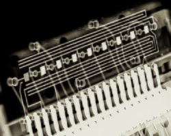 Radiographie d'un afficheur LED multiplexé à 7 segments et 8 chiffres provenant d'une calculatrice des années 1970