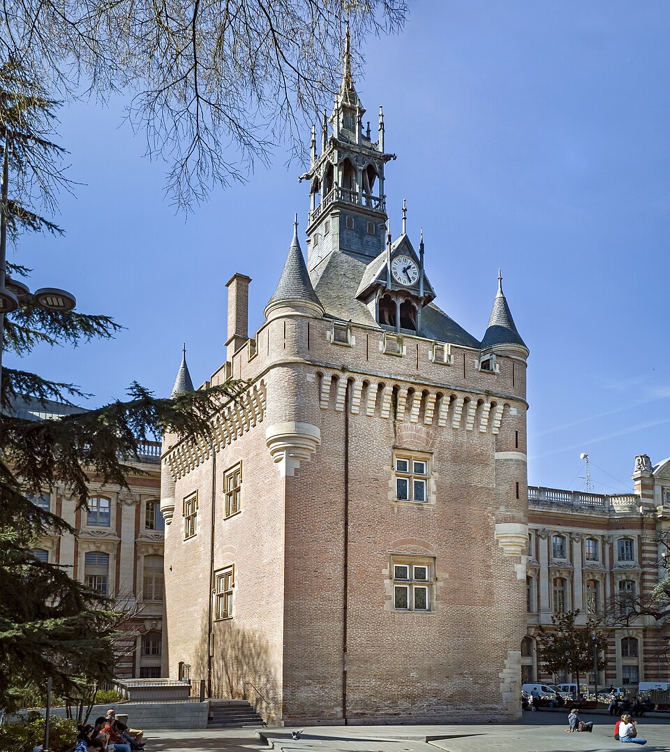 L'ancienne tour des capitouls, le donjon, (1525-1530, sauf pour le sommet)