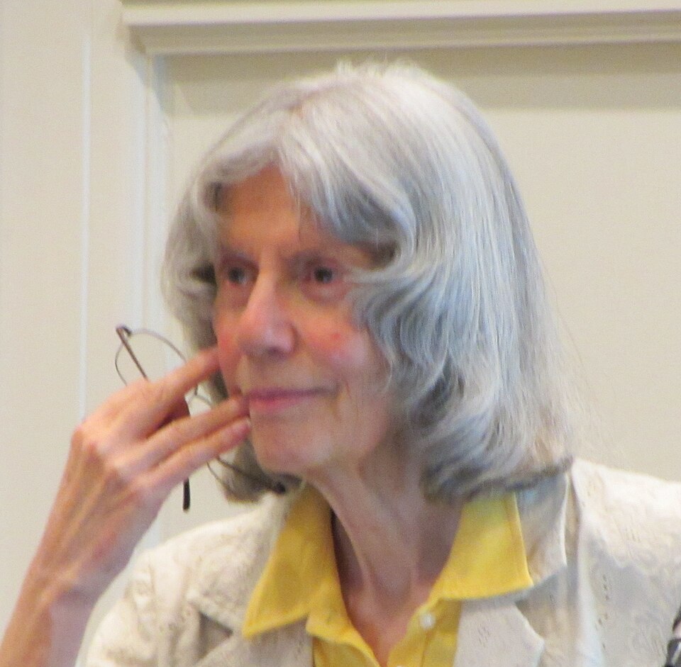 Photo d'une femme aux longs cheveux gris
