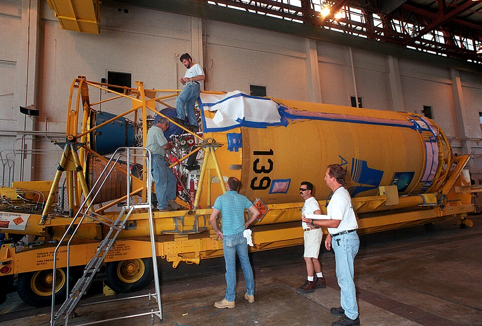Le Centaur IIA pour la mission TDRS-I est inspecté dans le Hangar J à Cap Canaveral.