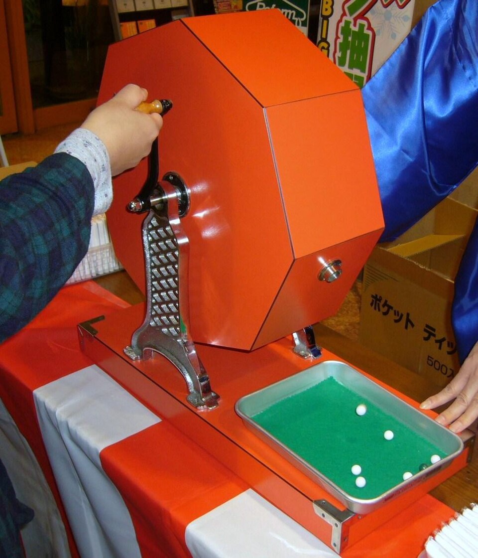 Les machines à loterie japonaises ont souvent une forme octogonale.