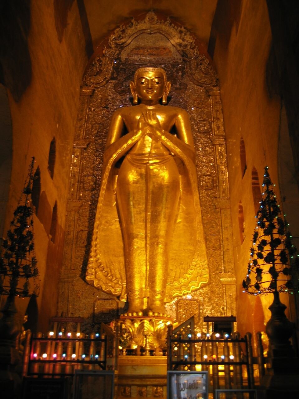 L'une des quatre principales statues de Bouddha à l'intérieur de l'Ananda