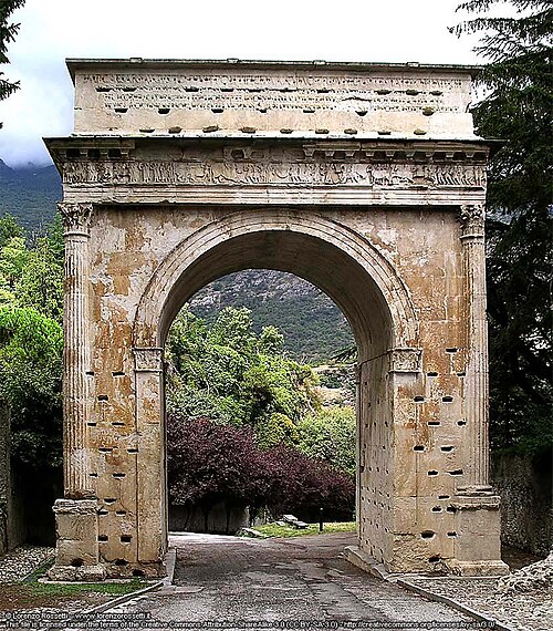 Arc d'Auguste, Suse, Piémont (vers 8 av. J.-C.)