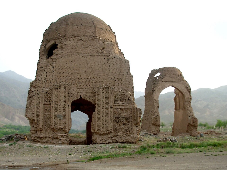 Les deux mausolées de Chisht (celui de l'ouest a été construit en 1167)