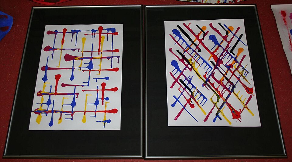 Deux tableaux (format portrait) sont côte à côte, les seuls éléments décoratifs étant des traits épais se terminant par un point bleu, jaune ou rouge de taille conséquente. Celui de gauche présente des lignes verticales/horizontales, celui de droite des lignes diagonales.