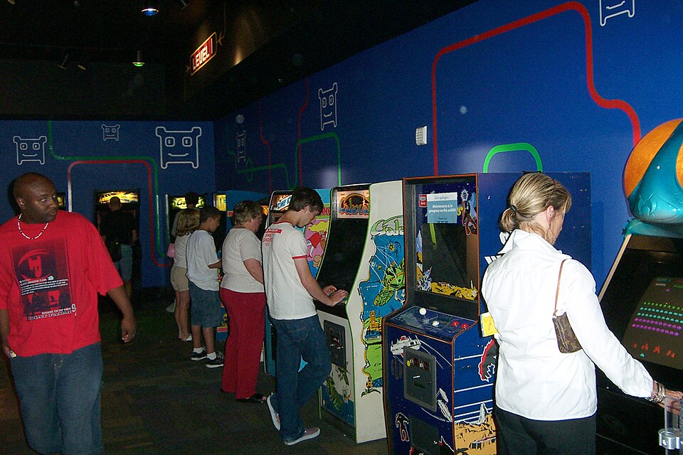 Les jeux d'arcade comme Pac-Man, Donkey Kong, Frogger, Defender, Galaga, Centipede et Joust étaient populaires pendant l'âge d'or des jeux vidéo d'arcade.