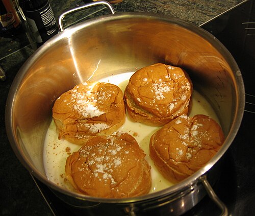 Semla servi avec du lait chaud
