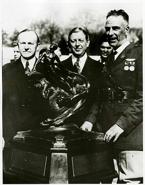 Trophée Collier 1926 remis par le président Calvin Coolidge à Edward L. Hoffman pour le parachute à chute libre moderne