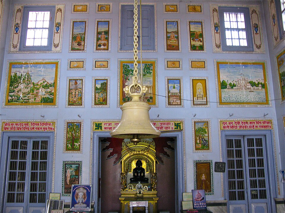 Intérieur du temple jaïn Sri Digamber à Sarnath