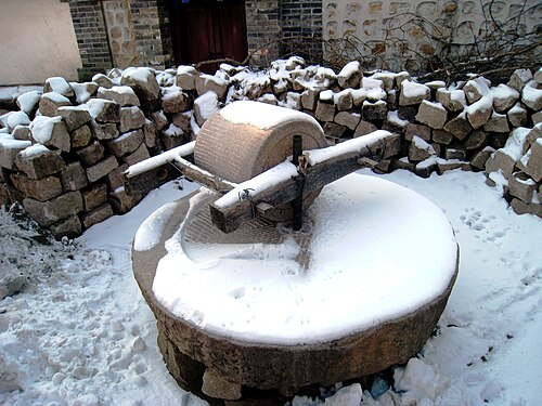Meule à grains sous la neige dans le nord de la Chine.