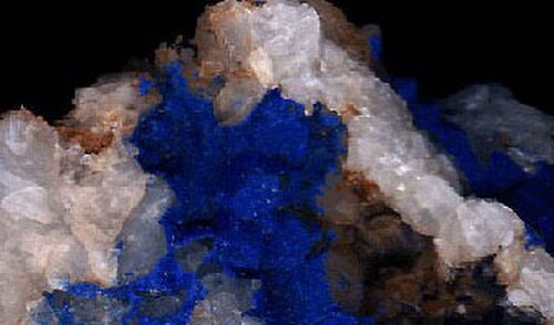 Cristaux d'azurite frais et non altérés montrant le bleu profond de l'azurite non altérée. De Špania Dolina, Slovaquie