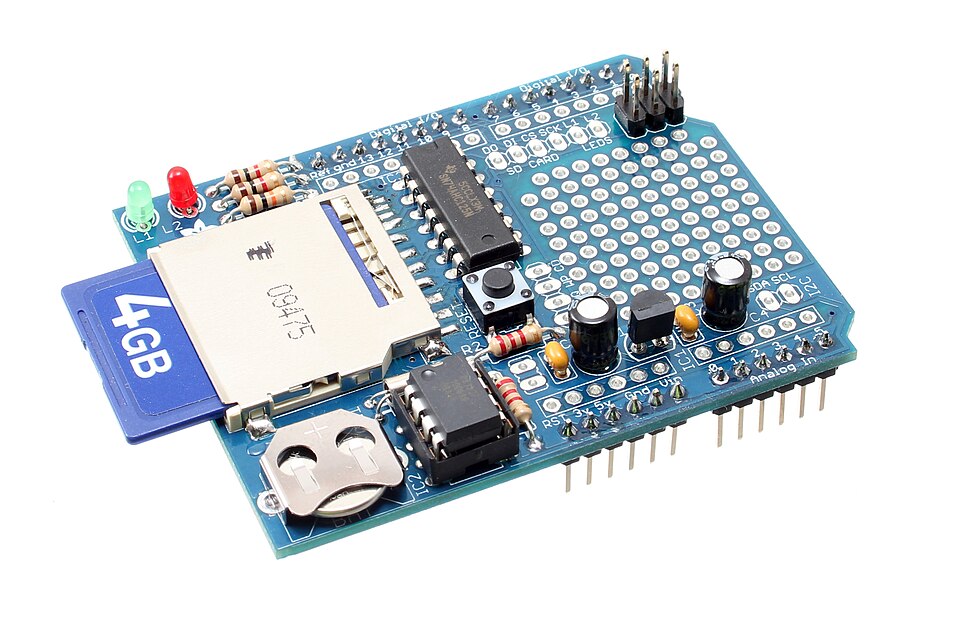 Carte d'extension d'acquisition de données Adafruit avec emplacement pour carte Secure Digital (SD) et puce d'horloge temps réel (RTC), ainsi qu'un espace permettant l'ajout de composants et de modules pour la personnalisation.