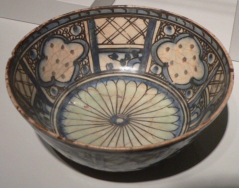 Bol en céramique à motifs décoratifs de Perse