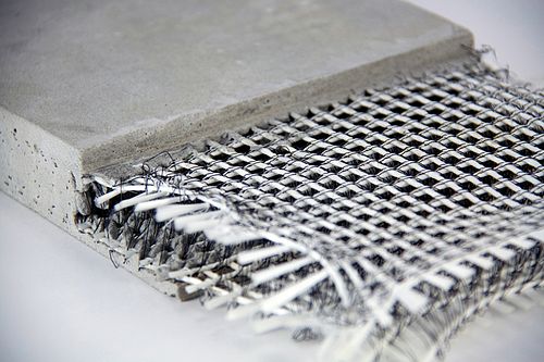 Gros plan d'un morceau de béton renforcé de textile
